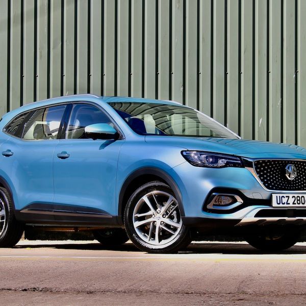 MG HS PHEV exterior front and side parked